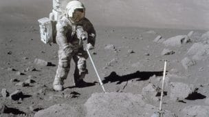 Astronauta coletando solo lunar