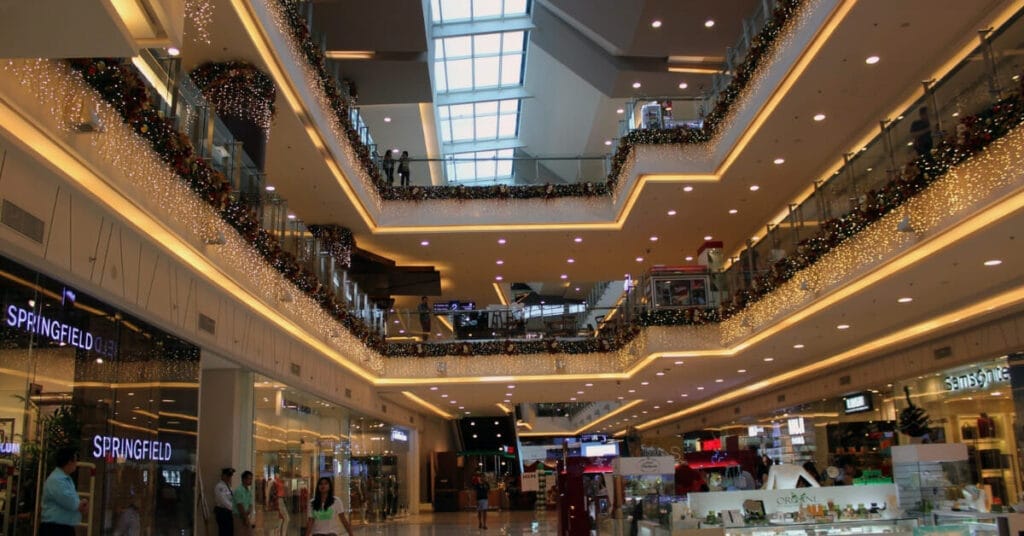 A Crise no Varejo Brasileiro O Fechamento Acelerado de Lojas em Shoppings