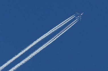 Entendendo as Trilhas de Condensação: A fumaça deixada para trás pelos aviões nos céus